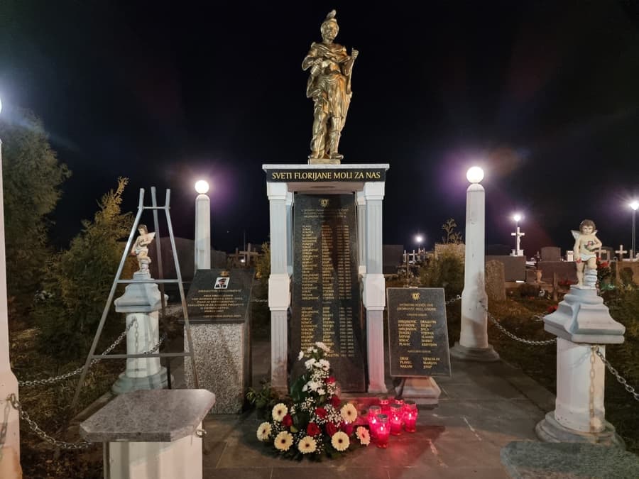 Spomenik sa svetim Florijanom noću