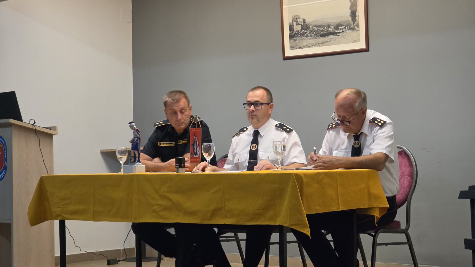 Radno predsjedništvo izborne skupštine zajednice u vatrogasnom domu Kolarec, srpanj 2026.