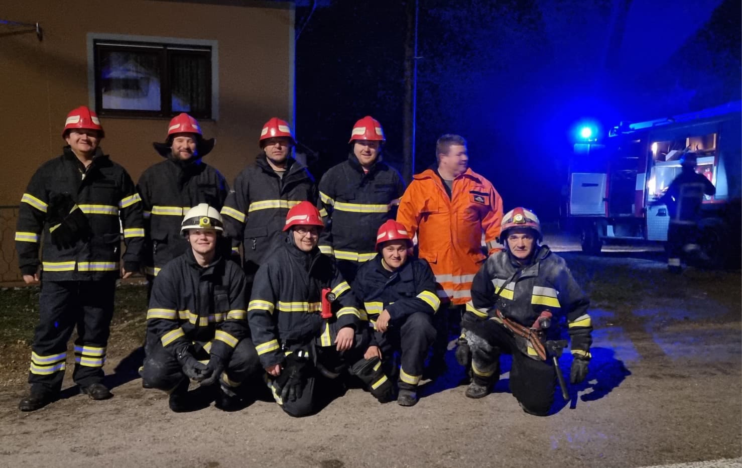 Vatrogasci društava zajednice nakon noćne intervencije u Gornjoj Rijeci
