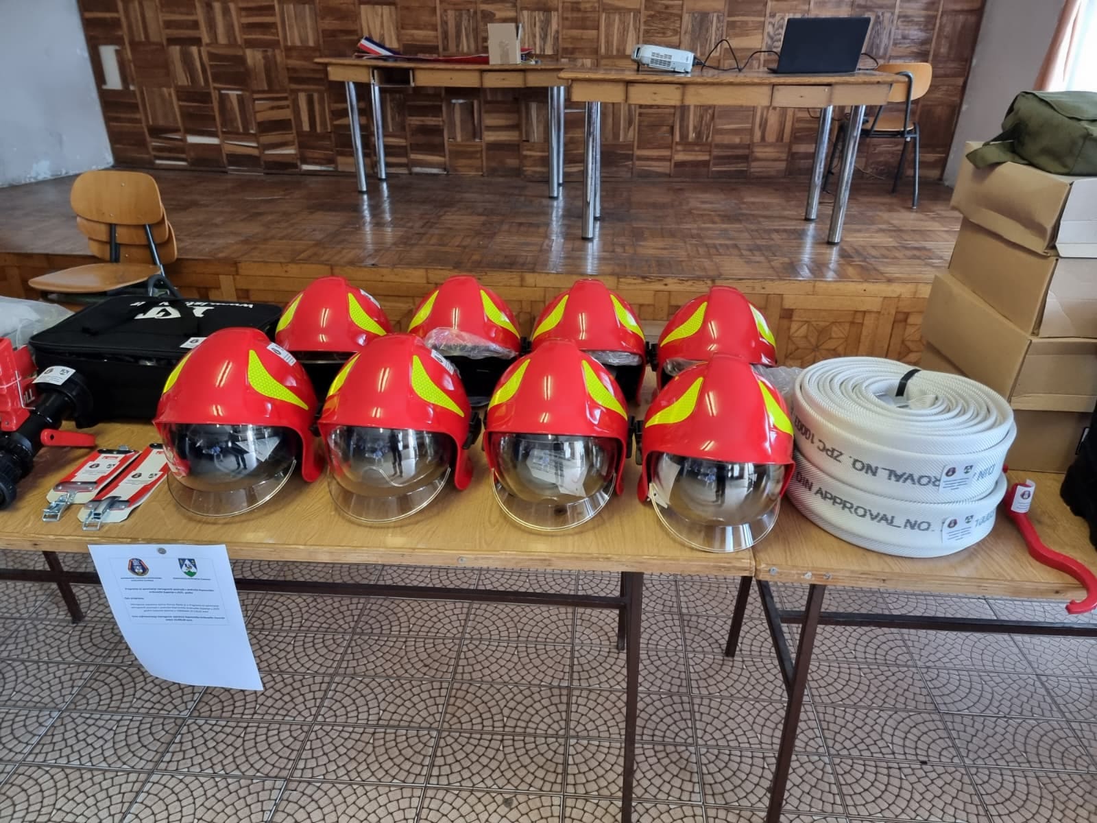 Nove kacige i oprema za društva zajednice
